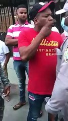 Captado en video momento en que policías y ciudadanos se apuntan a matar