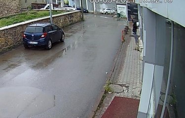 Son dakika haberi | Balkondan sarkan çocuk 1. kattan kaldırıma böyle düştü