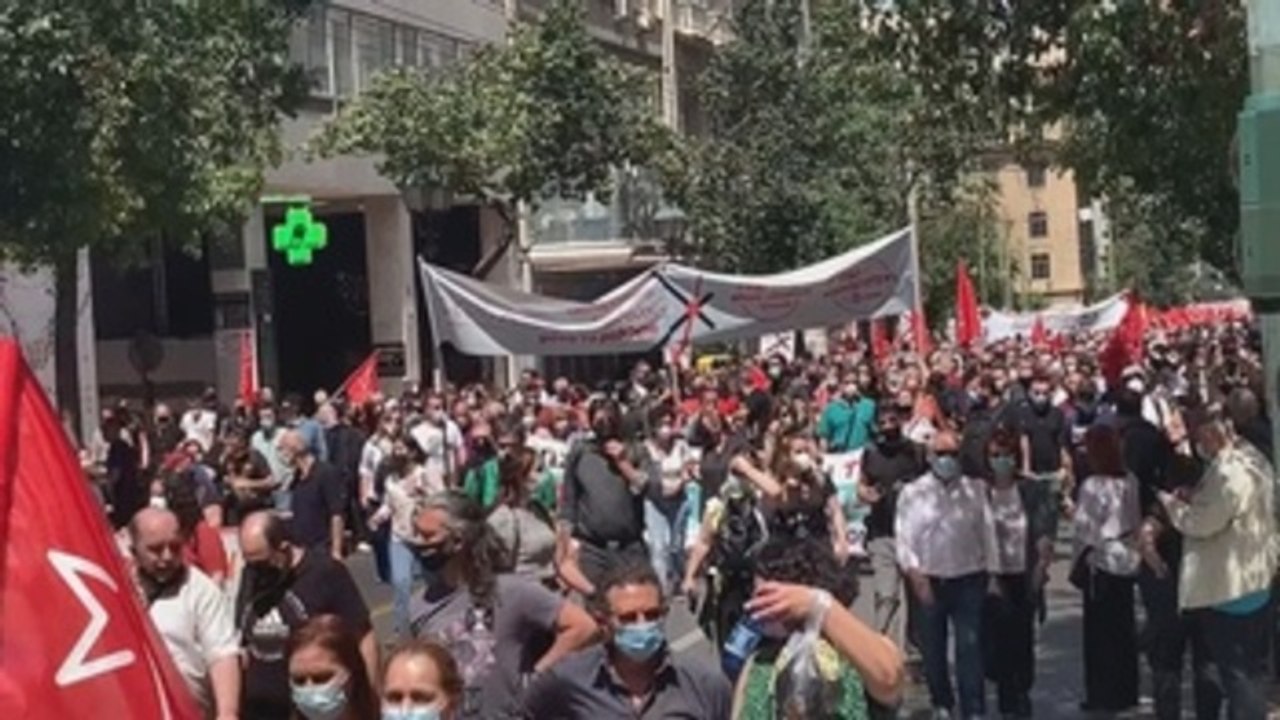 Miles de trabajadores acuden a la huelga en Grecia para protestar contra la nueva ley laboral