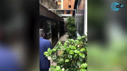 Pillan a Revilla  comiendo en el interior de un restaurante