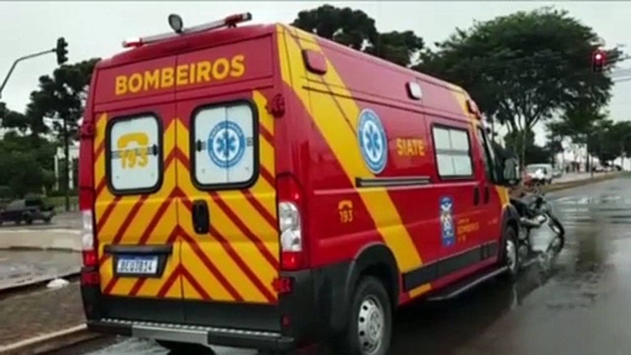 Motociclista sofre queda no cruzamento entre as Avenidas Brasil e Rocha Pombo