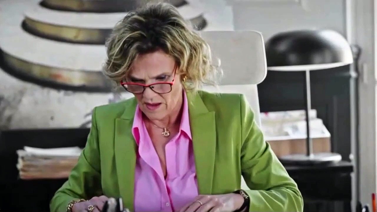 Plus belle la vie en avance - La juge empresse Revel de lui soumettre le dossier confié par Simonin !