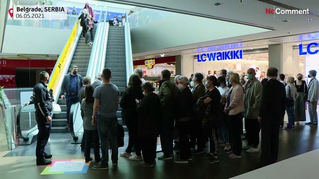 Sırbistan'da aşı yaptırana alışveriş çeki hediye eden AVM'de uzun kuyruklar oluştu