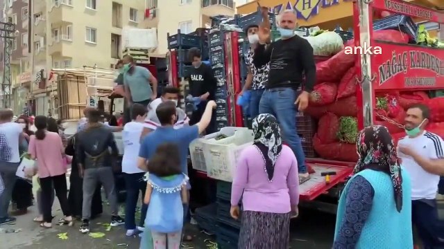 Hataylı pazarcı, 20 ton sebze dağıttı: “Amacımız, zincir marketlerdeki fahiş fiyatlara dikkat çekmek”