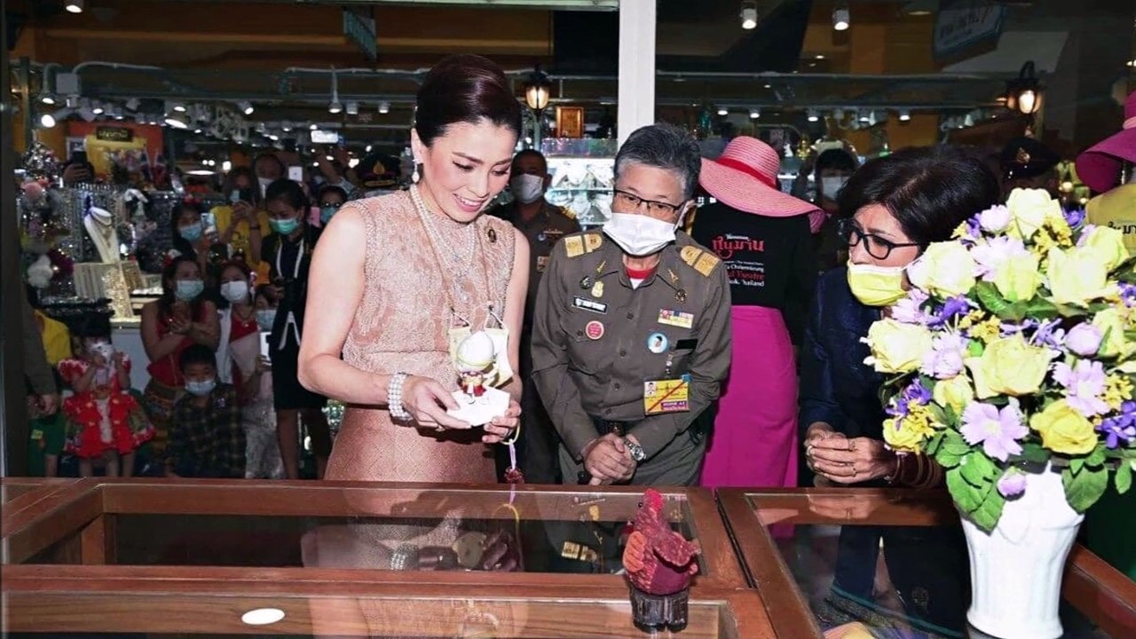 สมเด็จพระนางเจ้าสุทิดาฯ พระบรมราชินี เสด็จส่วนพระองค์ทอดพระเนตรร้านจำหน่ายสินค้า109 ดิโอลด์สยามฯ