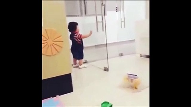 Cet enfant pleure façon sirène de pompier