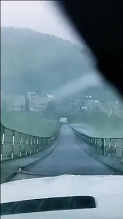 Mieux vaut éviter de prendre ce pont pendant une tempête (Chine)