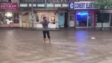 ADANA KOZAN'DA SAĞANAK, SU BASKINLARINA NEDEN OLDU