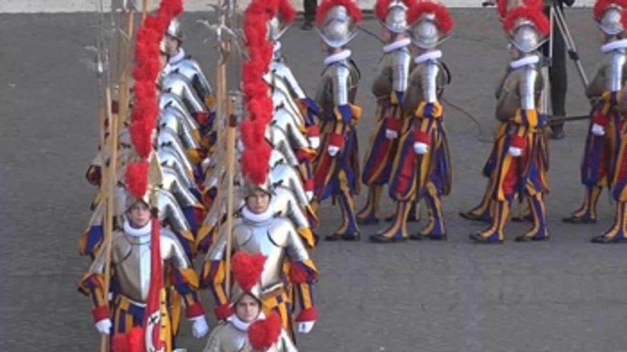 Treinta y cuatro nuevos guardias suizos juran fidelidad al papa