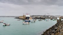 مظاهرات للصيادين الفرنسيين بميناء جزيرة جيرسي احتجاجا على شروط تفرضها بريطانيا