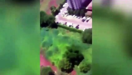 Paraşütle balkondan atladı!