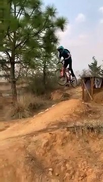 Il freine avec ses fesses en vélo