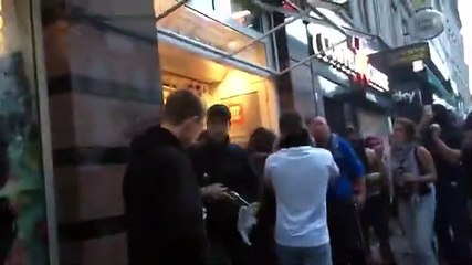 Çok zengin(!) Alman halkı bakın mağazaları nasıl yağmalıyor!