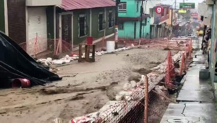 Fuerte lluvia sorprende trabajos en la vía pública en San Marcos