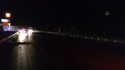 Bariyerlere çarparak takla atan otomobilin sürücüsü yaralandı