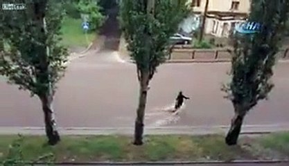 Yolun karşısına geçeyim derken sele kapıldı