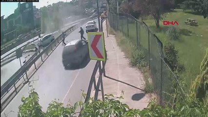 BAĞCILAR'DA VİRAJA HIZLA GİREN OTOMOBİL BARİYERE ÇARPTI; KAZA ANI KAMERADA