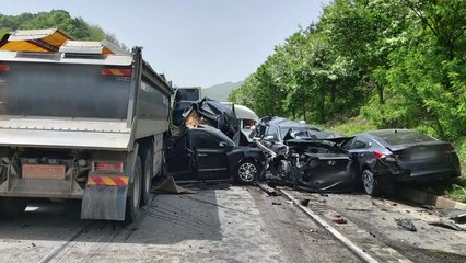 평택∼제천 고속도로에서 8중 추돌...6명 부상 / YTN