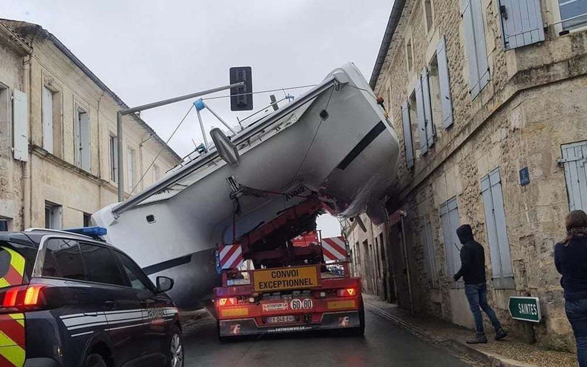 Un catamaran en très mauvaise posture... en pleine rue