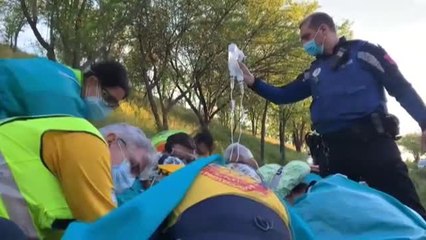 Los servicios de emergencia rescatan a un ciclista accidentado en un camino de tierra de Madrid
