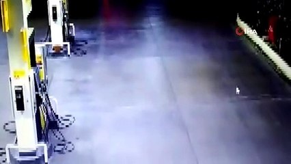 Kovalamacada kaçan aracın polis otosuna çarpma anının kamerada