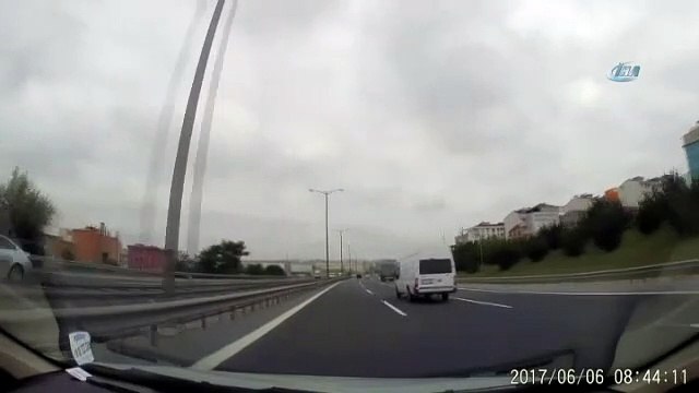 Hızla giden aracın önüne jant kapağı fırladı!