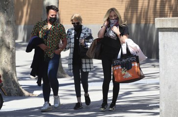 Mila Ximénez paseando por las calles de Madrid