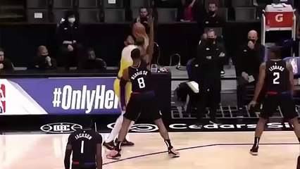 Anthony Davis se tord la cheville sur la table de marque !