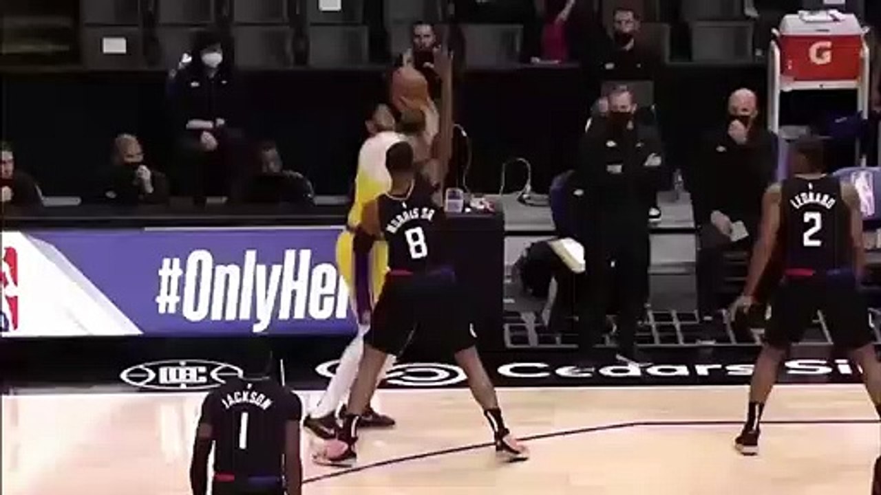Anthony Davis se tord la cheville sur la table de marque !