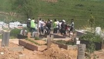 Mezarlıkta kazı sırasında kavga: Kazma küreği alıp birbirlerine girdiler