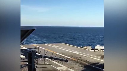 F-18 iniş sırasında tellere takıldı!