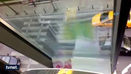 Taksim'deki skandal bildiriler bakın nasıl dağıtılıyormuş!