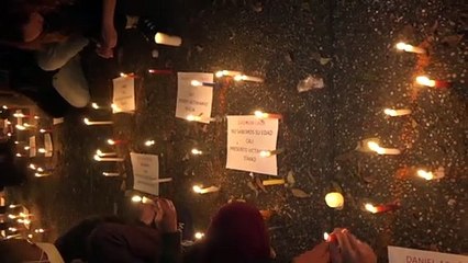 Download Video: Colombie : une veillée en hommage aux victimes des violences policières à Bogota