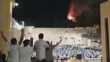Hiç utanmaları da yok! Mescid-i Aksa'dan alevler yükseldi, fanatik Yahudiler o anları sevinç çığlıklarıyla izledi