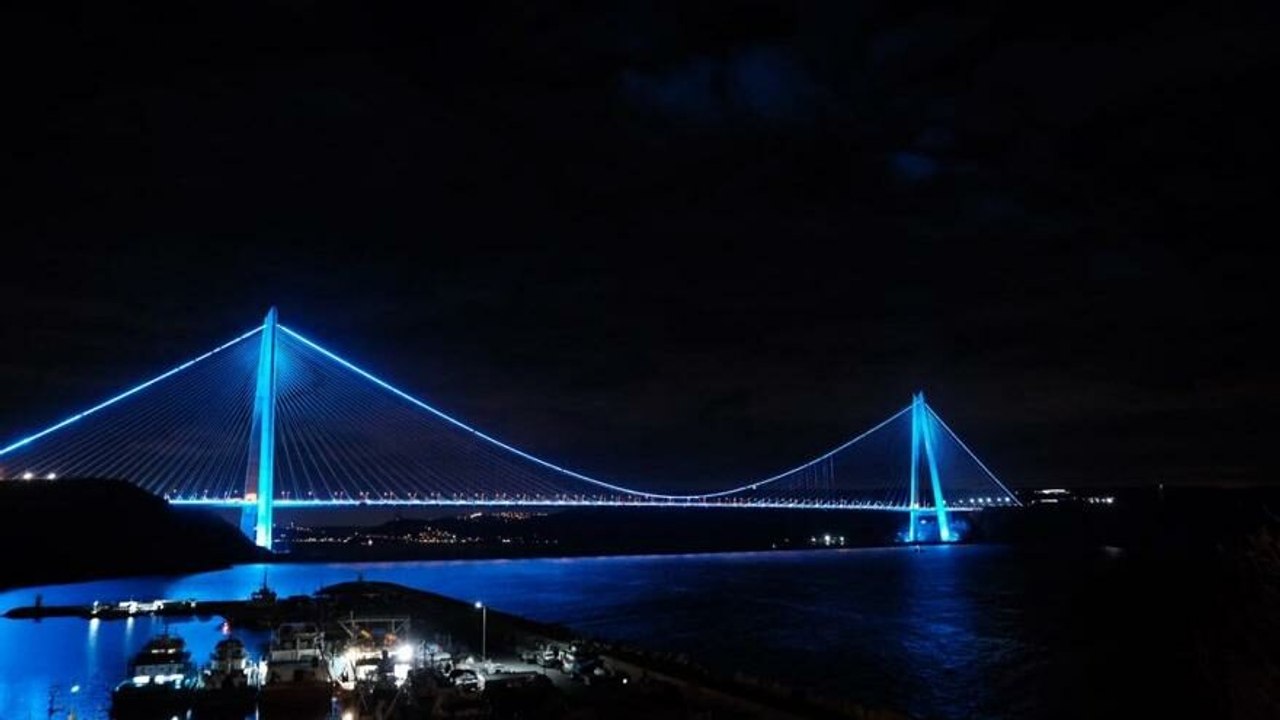 Fatih Sultan Mehmet Köprüsü ‘’Engeliler Haftası’’ nedeniyle maviye büründü