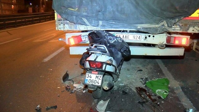 Motosiklet, TIR’a ok gibi saplandı: 1 ölü, 1 yaralı