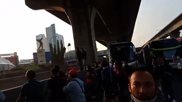 Karyawan Pabrik Protes Penyekatan Jalan di Tol Jakarta-Cikampek