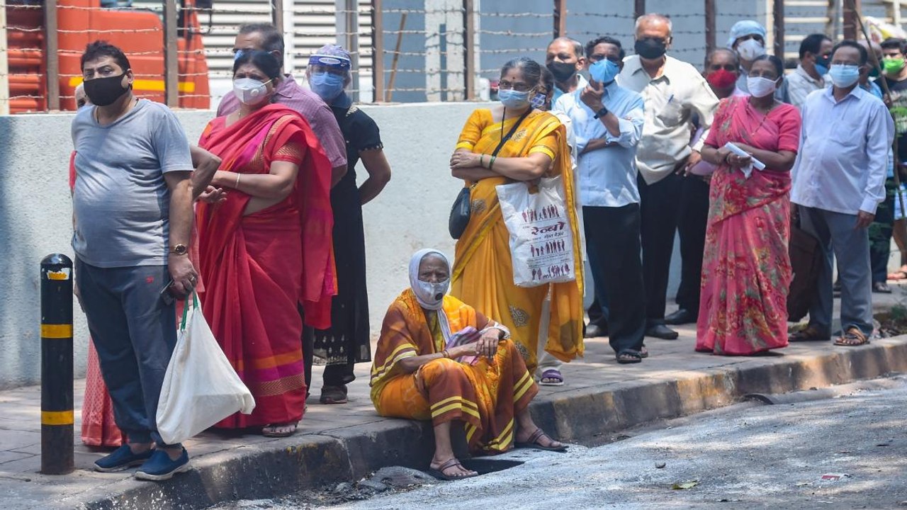 Shortage of vaccine erupts, long queues outside the centres
