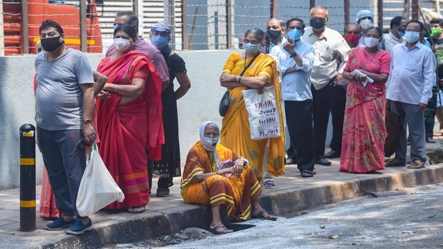 Shortage of vaccine erupts, long queues outside the centres