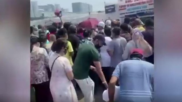 Maharashtra: Huge crowd at BKC vaccination centre in Mumbai