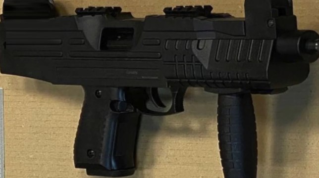 Napoli - Arsenale di armi e droga in negozio ortofrutta: 2 arresti (07.05.21)