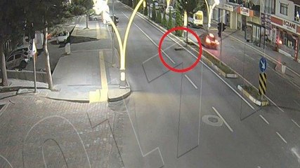 Otomobil hızla çarptı, öldü sanılırken ayağa kalktı