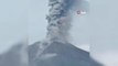 Endonezya'daki Sinabung Yanardağı duman ve kül püskürttü