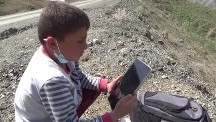 Hakkarili İsa, uzaktan eğitime katılabilmek için her gün 2 kilometre yürüyor (1)