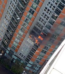Son dakika gündem: Londra'da 43 katlı apartmanda yangın