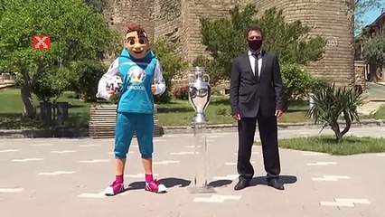 EURO 2020'de verilecek kupa Bakü'de sergilendi