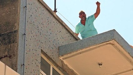 Seyahat izni alabilmek için çatıya çıktı, istediği olunca sevgi kelebeğine döndü