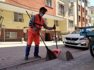 Zeytinburnu'nda bir temizlik görevlisi bina yıkılmadan önce çevredekileri uzaklaştırmış