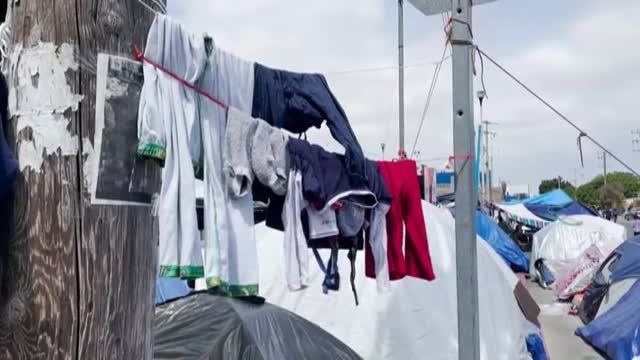 Dos mil migrantes malviven en un campamento en Tijuana a la espera de poder cruzar la frontera de México con EEUU