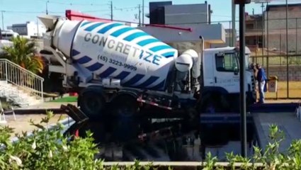 Trabalho para retirada de caminhão que caiu em piscina de condomínio são retomados nesta manhã